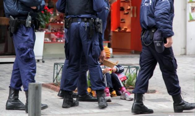 Μάλλον δεν διάβασαν το κοριτσάκι με τα σπίρτα… – Τέσσερις αστυνομικοί εναντίον μικρής ζητιάνας στην οδό Ερμού