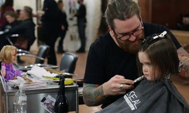 Tρίχρονο κοριτσάκι κούρεψε τα μαλλιά του και τα χάρισε σε καρκινοπαθή παιδάκια!
