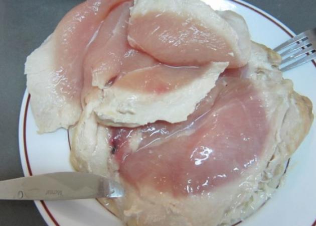 Κίνδυνος υγείας από συχνό λάθος, όταν ξεπαγώνουμε κοτόπουλο – Προσοχή!