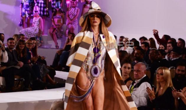 Αγνώριστη στην πασαρέλα η Βίκυ Κουλιανού – Έκανε την πιο σέξι εμφάνιση σε fashion show
