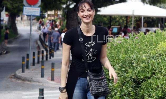 Έλενα Κουντουρά: Χαλαρή βόλτα για την αναπληρώτρια Υπουργό! Φωτογραφίες