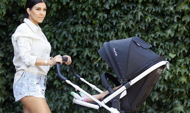 Hot mama alert! Η Kourtney Kardashian με καυτό σορτς 5 μήνες μετά τον ερχομό του τρίτου παιδιού της!