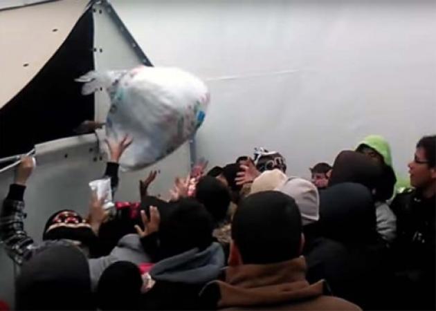 Εξοργιστικό βίντεο: Πετούν τρόφιμα στους πρόσφυγες σαν να είναι ζώα!