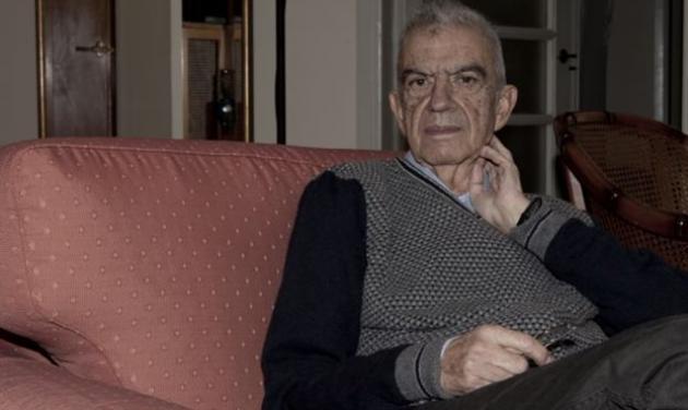 Δολοφονημένος στο σπίτι του βρέθηκε ο συγγραφέας Μένης Κουμανταρέας