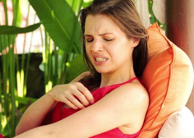 Κουνούπια: Τι να κάνεις πριν βγεις έξω  – Μέθοδοι για να μην σε τσιμπάνε