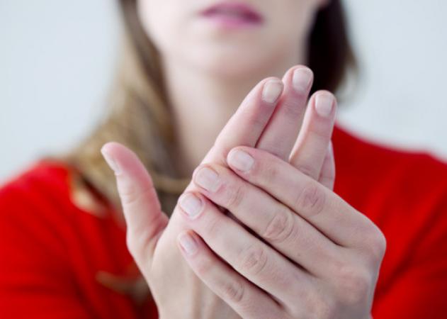 Κρύα χέρια: Οι πιθανές σοβαρές αιτίες και πότε πρέπει να σε δει γιατρός