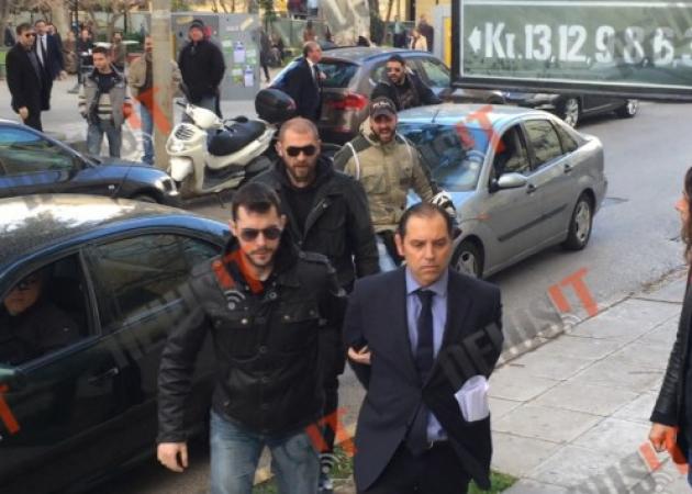 Κύκλωμα εκβιαστών: Αποδοκιμάστηκαν στην Ευελπίδων ο εκδότης και οι δημοσιογράφοι!