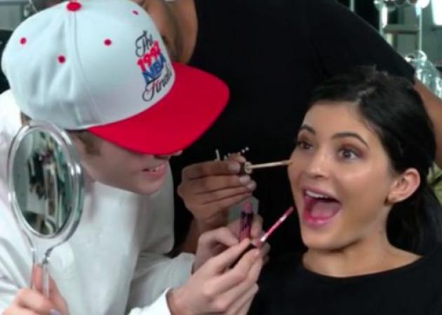 Η Kylie Jenner άφησε δύο αγόρια να της κάνουν μακιγιάζ και δες τι έγινε!