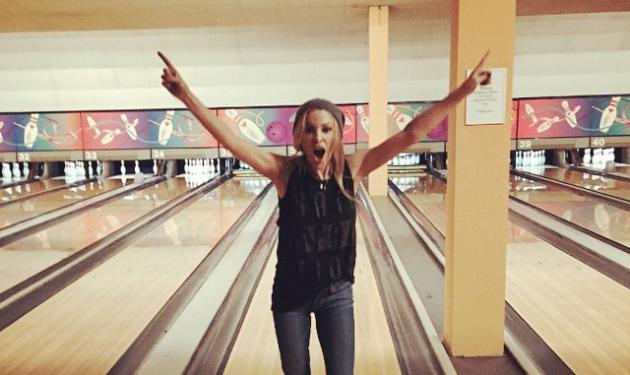 Kylie Minogue: Παίζει bowling μετά τη συναυλία στο Nottingham και κάνει… strike