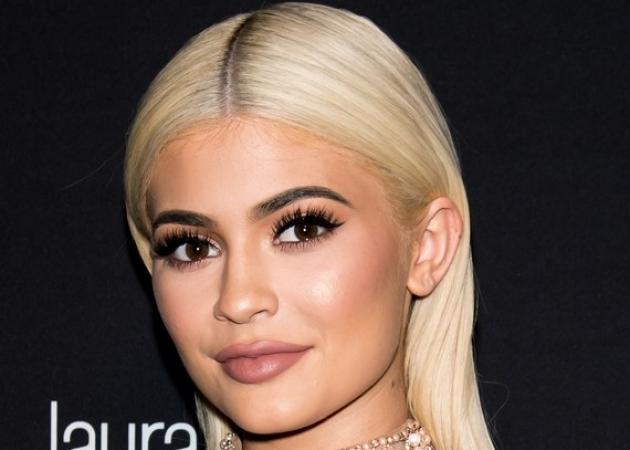 H Kylie Jenner έβαψε τα μαλλιά της κόκκινα για λιγότερο από μια ώρα!