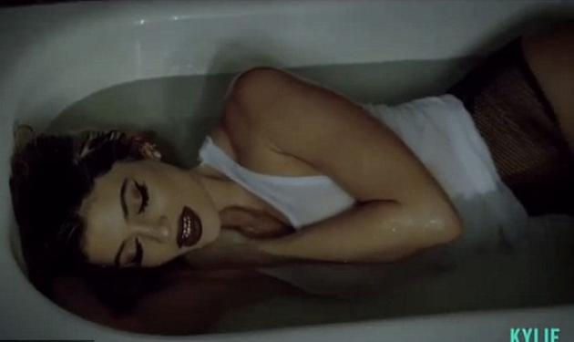 Χαμός με το “καυτό” video της Kylie Jenner στην μπανιέρα!