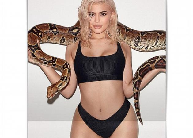 Kylie Jenner: Οι καυτές πόζες κρατώντας ένα τεράστιο φίδι!