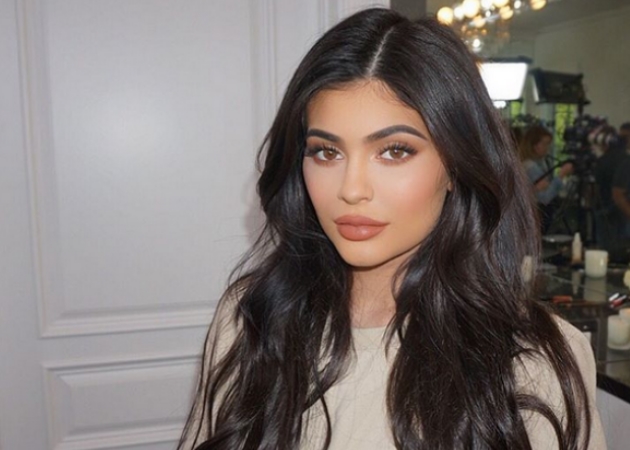 Beauty alert! Η πρώτη παλέτα με σκιές από την Kylie Jenner μόλις κυκλοφόρησε!