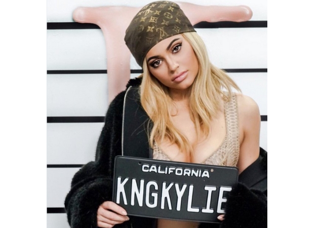 Η Kylie Jenner ανακοίνωσε ότι βγάζει lip gloss μέσω video clip που έφτασε τα 1.200.000 views σε μια μέρα!