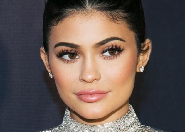 Well done Kylie! Η Kylie Jenner συγκέντρωσε μισό εκατομμύριο δολάρια για φιλανθρωπικό σκοπό με τα Lip Kit της!