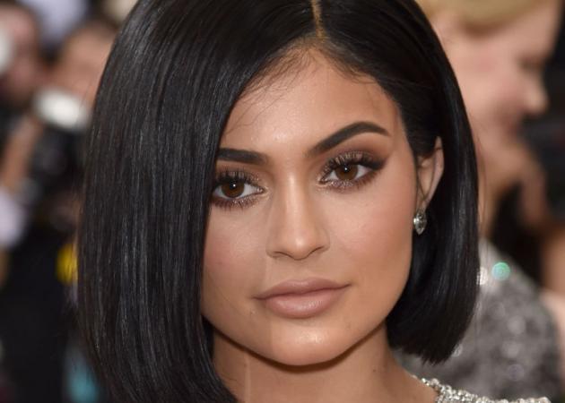 Η Kylie Jenner στην πρώτη επίσημη εμφάνισή της ως ξανθιά!