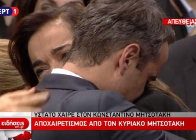 Κηδεία Μητσοτάκη: Βουρκωμένη η Ντόρα στην αγκαλιά του Κυριάκου [vid, pics]