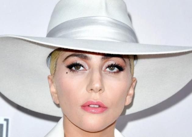 AMA 2016: Η Lady Gaga δεν είναι πια όπως την ξέραμε! Όλες οι λεπτομέρειες από το μακιγιάζ της!
