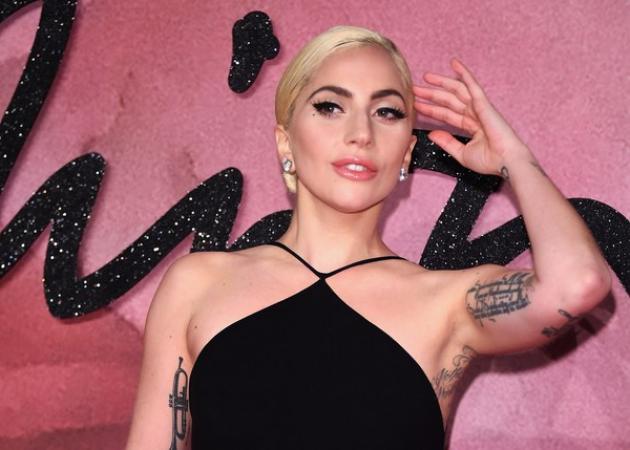 Η Lady Gaga κάλυψε τα tattoo της με make up για τη βασιλική οικογένεια!