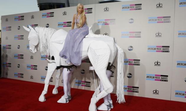 Lady Gaga: Εμφανίστηκε στο κόκκινο χαλί πάνω σε ένα ψεύτικο άλογο! Φωτογραφίες