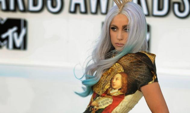 Αεροπορικές οδηγίες ασφάλειας από τη… Lady Gaga!