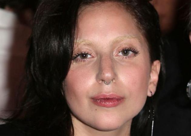 Ναι, είναι η Lady Gaga! Με νέο μαλλί, νέα φρύδια και piercing!