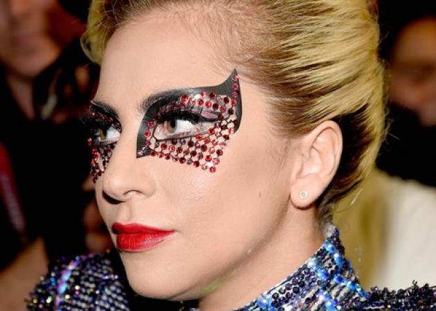 Το μακιγιάζ της Lady Gaga στο Super Bowl έκανε σχεδόν 1000 ευρώ!