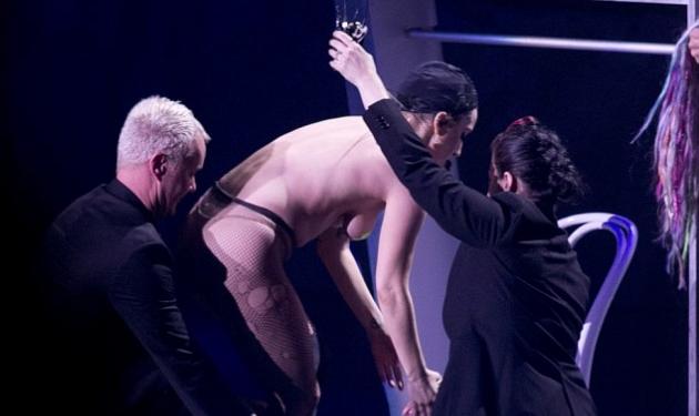 Lady Gaga: Γυμνή στην σκηνή αφήνοντας και πάλι έκπληκτους τους χιλιάδες φαν της!
