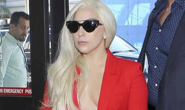 Lady Gaga: Στο αεροδρόμιο του Los Angeles χωρίς μπλούζα και σουτιέν! Προετοιμάζεται για τα βραβεία Oscar