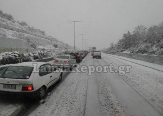 Καιρός: Θρίλερ με εγκλωβισμένους οδηγούς στην Αθηνών – Λαμίας μέσα στο χιονιά