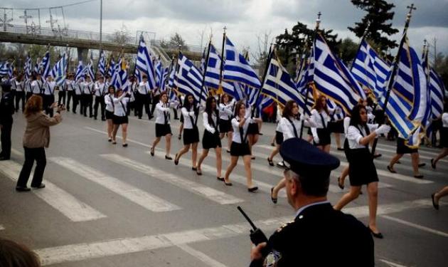Η Λάουρα Νάργες μας μεταφέρει τον παλμό της παρέλασης στη Θεσσαλονίκη!