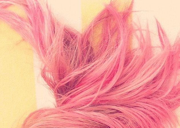 Ποια διάσημη έβαψε ροζ τα μαλλιά της; Το καλύτερο; Με μπογιές για τον τοίχο!