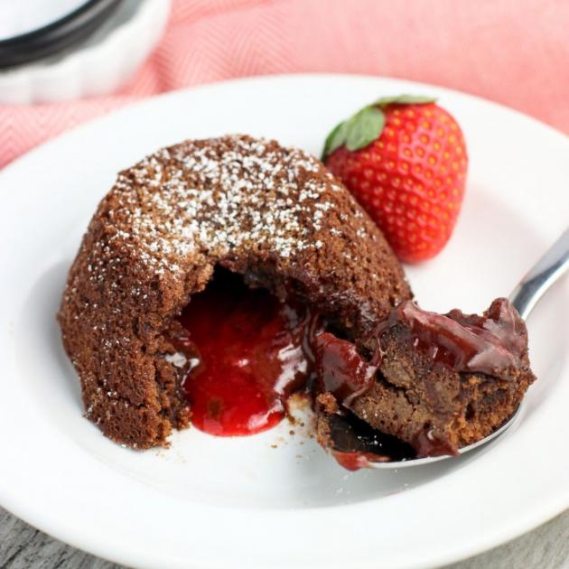 Mini Lava cakes με φράουλα και σοκολάτα