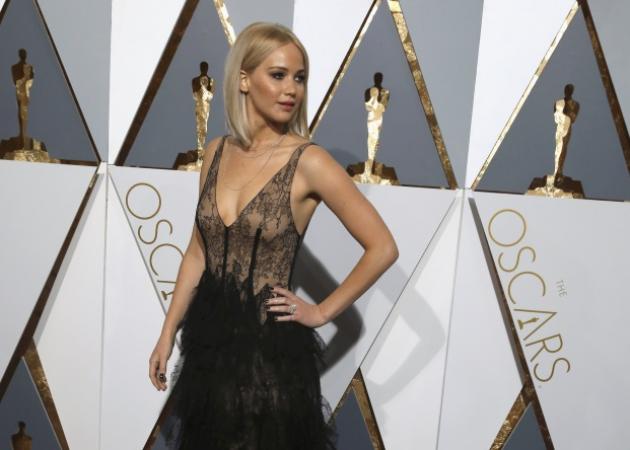 Όσκαρ 2016: Κι όμως η Jennifer Lawrence δεν έπεσε στο κόκκινο χαλί! Φωτογραφίες και video