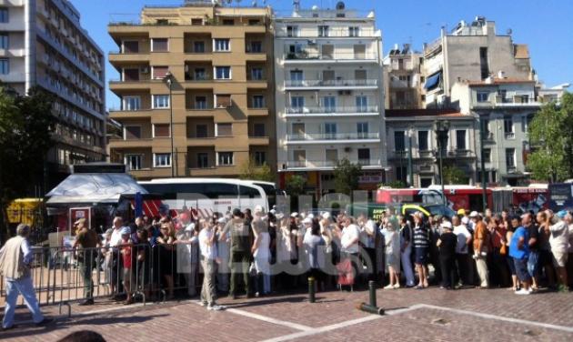 Στην ουρά κάτω από το λιοπύρι για λίγα δωρεάν λαχανικά στο Πεδίον του Αρεως