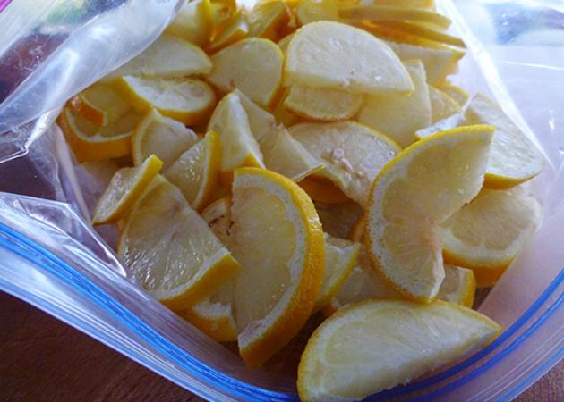 Γιατί είναι καλύτερο να βάζεις τα λεμόνια στην κατάψυξη