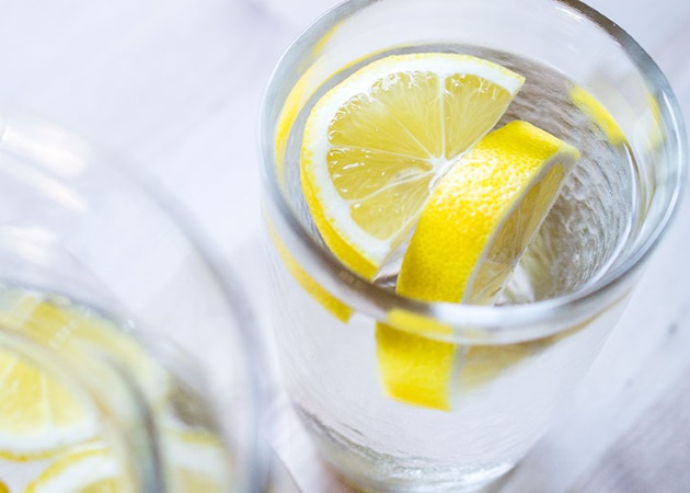 Νερό με λεμόνι: 6 μύθοι που πρέπει να ξεδιαλύνεις άμεσα!