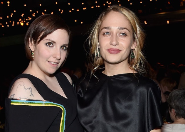 Η Lena Dunham και η Jemima Kirke χωρίς ρετούς σε καμπάνια εσωρούχων