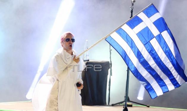Jared Leto: Με την ελληνική σημαία στη σκηνή ο frontman των “30 Seconds to Mars”!