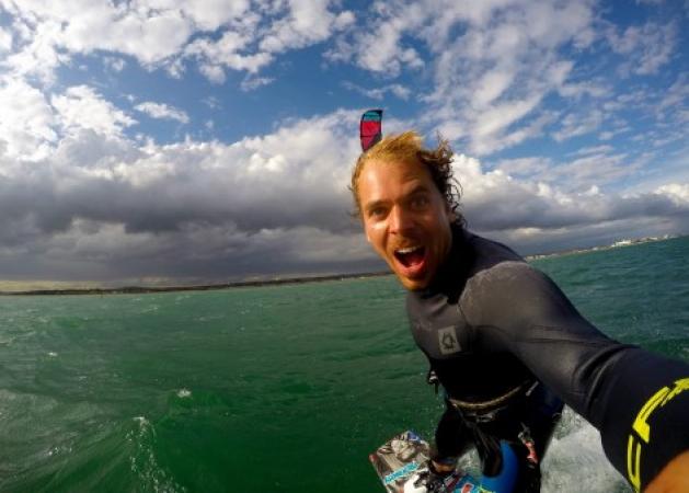 Χαροπαλεύει ο πρωταθλητής kitesurfer – Η στιγμή του τρομακτικού ατυχήματος του Lewis Crathern!