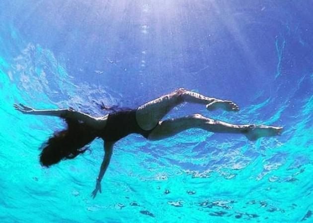 Μαρία Ελένη Λυκουρέζου: Απολαμβάνει topless το μπάνιο της σε ερημική παραλία! [pics]