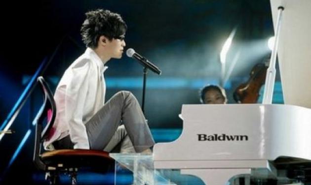 Νεαρός χωρίς χέρια, παίζει πιάνο σε διαγωνισμό και κερδίζει. Δες το βίντεο!