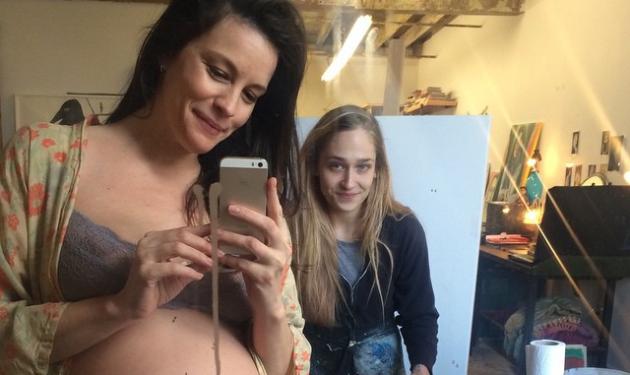 Liv Tyler: Στον 7ο μήνα της εγκυμοσύνης βγάζει selfie με τη φουσκωμένη κοιλιά της!