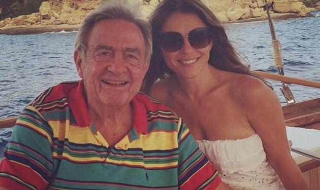 Elizabeth Hurley: “Η ψεύτικη βασίλισσα κάνει κρουαζιέρα με τον πραγματικό βασιλιά στην Ελλάδα”