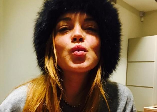 Lindsay Lohan: Ποζάρει άρρωστη και με νέο look, κάτω από την κουβέρτα της!