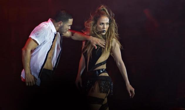 Jennifer Lopez: Με sexy κορμάκια στην τελετή λήξης του Grand Prix στη Σιγκαπούρη! Φωτογραφίες και video