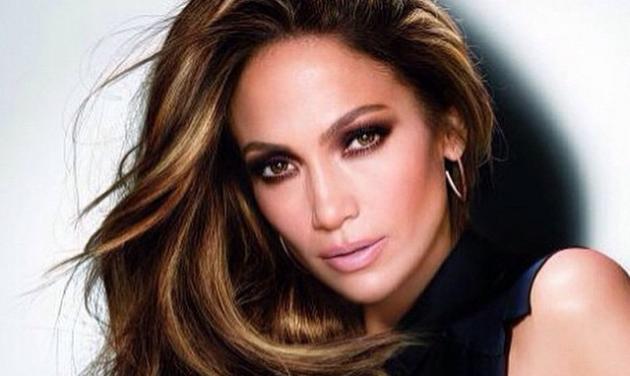 Jennifer Lopez: Ποζάρει φορώντας μόνο το μπουρνούζι της λίγο πριν βραβευτεί για την τελευταία της ταινία!