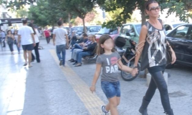 Nίνα Λοτσάρη: Για ψώνια με την κόρη της στη Γλυφάδα! Φωτογραφίες