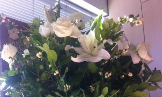 Ποιος έστειλε αυτά τα λουλούδια στην Ελεονώρα;
