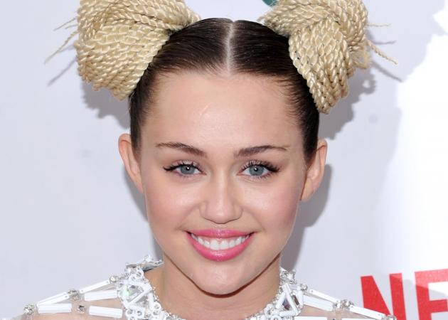 H Miley Cyrus λέει ότι μόλις έκανε την τελευταία red carpet εμφάνισή της!